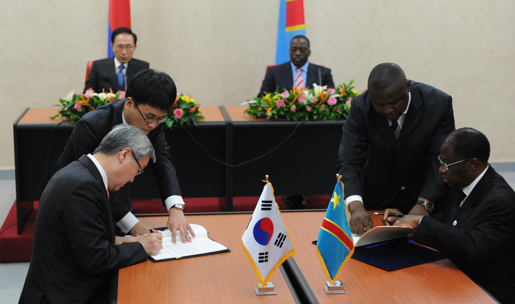 협정서명식을 지켜보는 조세프 카빌라(Joseph Kabila) 콩고민주공화국 대통령과 이명박 대통령