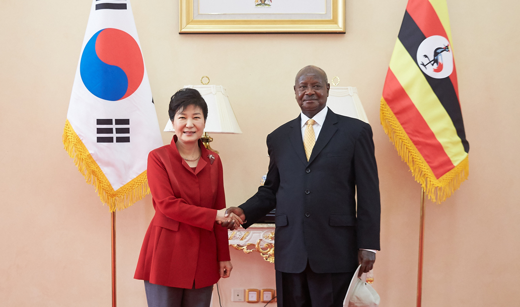 기념 촬영하는 박근혜 대통령과 요웨리 무세베니(Yoweri Museveni) 우간다 대통령