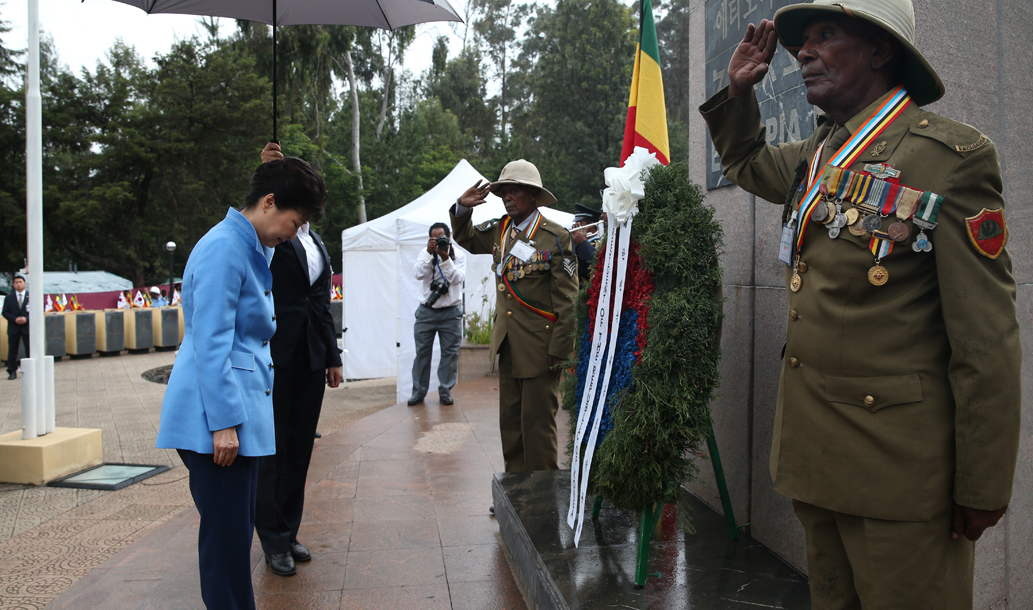 에티오피아 한국전 참전기념공원에서 열린 제65주년 한국전 참전 기념식에서 묵념하는 박근혜 대통령