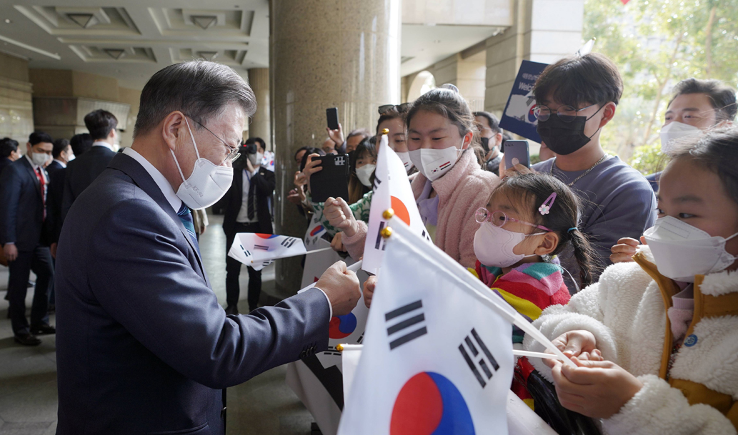 이집트 공식방문 중 교민과 인사 중인 문재인 대통령