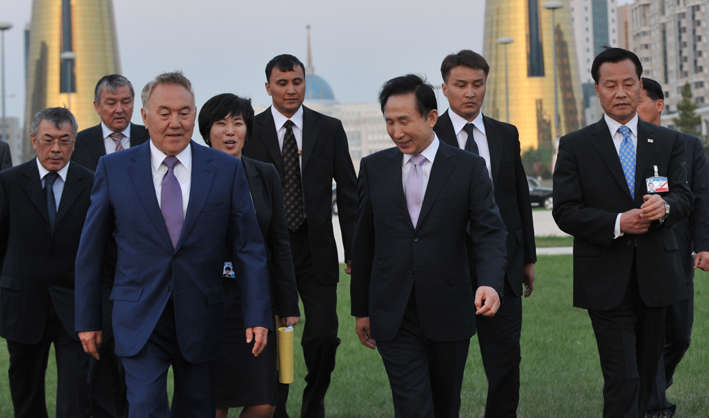 누르술탄 나자르바예프(Nursultan Nazarbayev) 카자흐스탄 대통령과 대화하며 산책하는 이명박 대통령