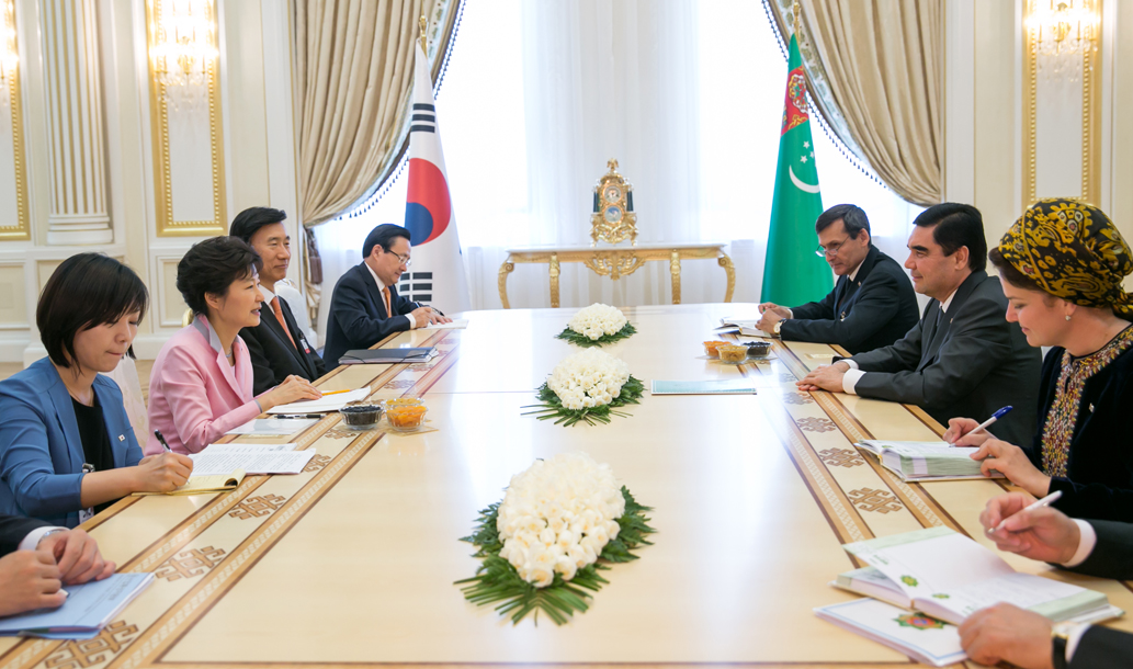 단독 정상회담 중인 박근혜 대통령과 구르반굴리 베르디무하메도프(Gurbanguly  Berdymukhammedov) 투르크메니스탄 대통령