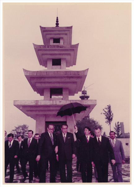 터키 참전비에 헌화하는 최규하 국무총리