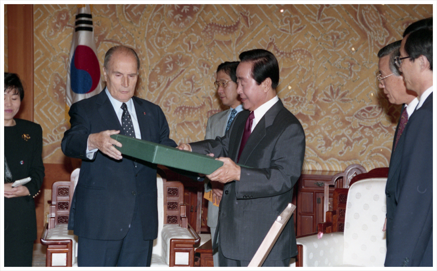 프랑수아 미테랑(François Mitterrand) 프랑스 대통령으로부터 휘경원원소도감의궤 상권을 전달받고 있는 김영삼 대통령
