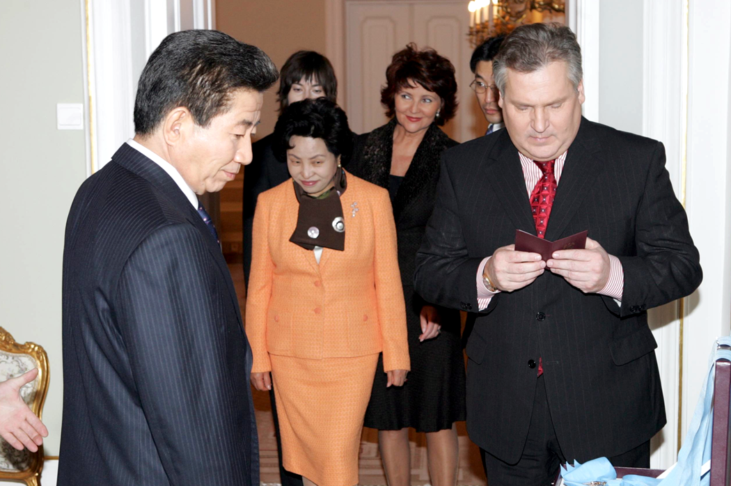 노무현 대통령과 알렉산데르 크바시니에프스키(Aleksander Kwaśniewski) 폴란드 대통령의 선물 교환