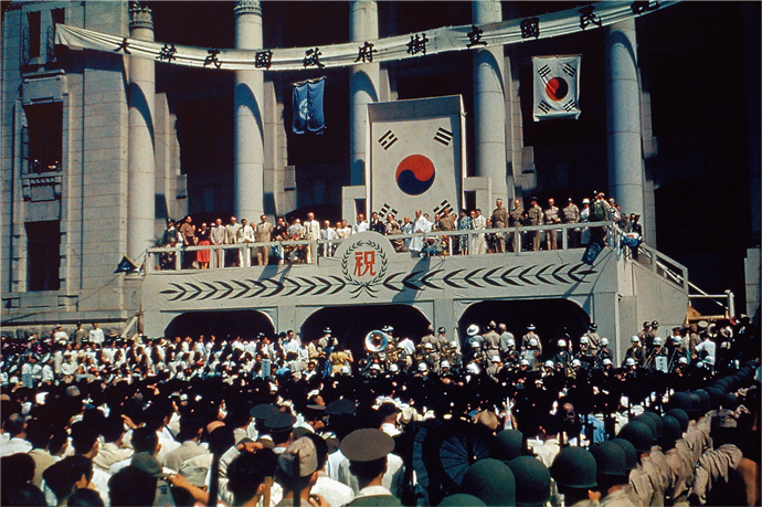 1948년 8월 15일 중앙청에서 ‘대한민국 정부 수립 국민축하식’이 열렸다.