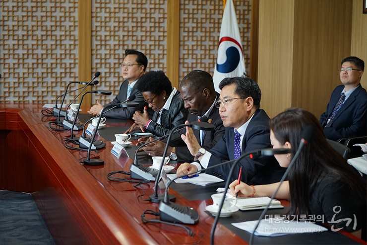 국가기록원장과 각 국 대사들과의 업무협의 모습 (5.12)